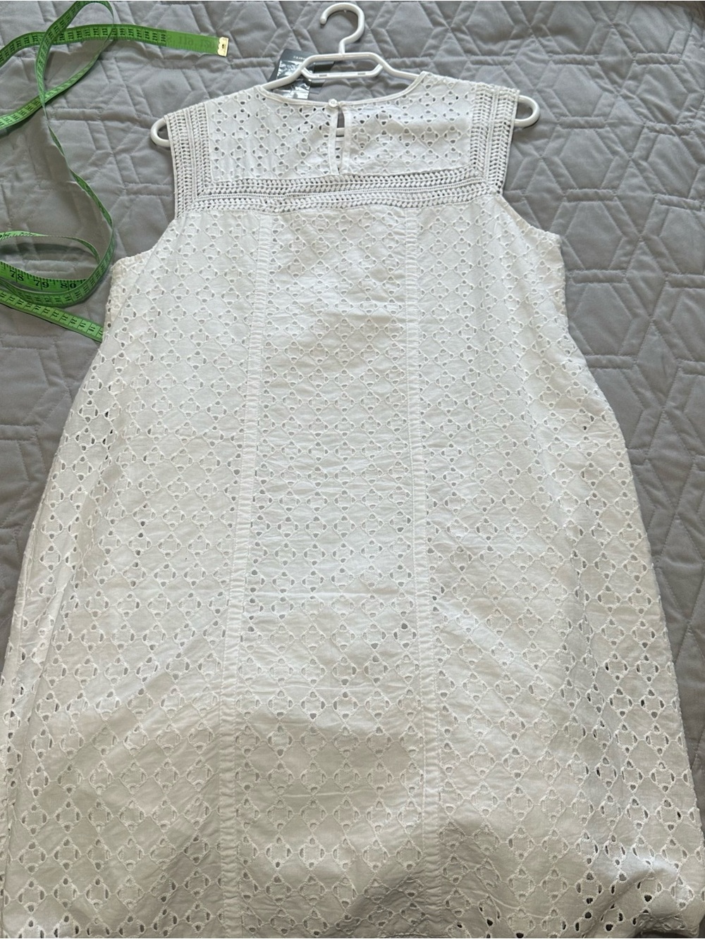 Sz M⭐️NWT Denver Hayes White Lined Cotton Eyelet Sleeveless Shift Dress PTP 19” - Picture 2 of 8